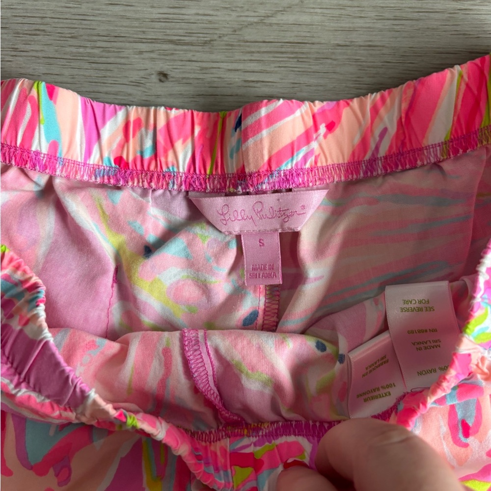 Lilly Pulitzer Kya Lounge / Beach shorts Size Small - Picture 2 of 3